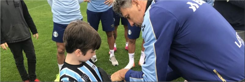 Bernardo recebe presente do técnico Renato Gaúcho — Foto: Grêmio FBPA / Twitter / Reprodução