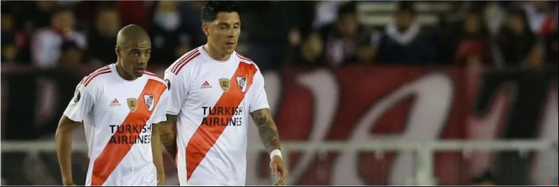 De La Cruz e Enzo Perez no jogo de ida contra ao Cerro no Monumental — Foto: Reuters