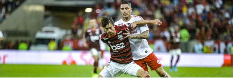 Rodrigo Caio foi aplaudido por Marí nessa disputa com Guerrero — Foto: Alexandre Vidal & Marcelo Cortes / Flamengo