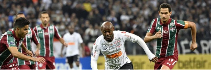 Vagner Love em lance no primeiro tempo — Foto: Marcos Ribolli