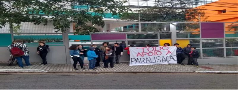 Alunos do Colégio Oswald de Andrade apoiam a manifestação na frente do colégio