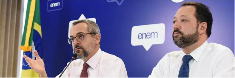 Ministro da Educação, Abraham Weintraub (à esq.), afirma que houve 'inconsistências' na correção do Enem 2019; pronunciamento foi feito ao lado de Alexandre Lopes, presidente do Inep — Foto: Luis Fortes/MEC
