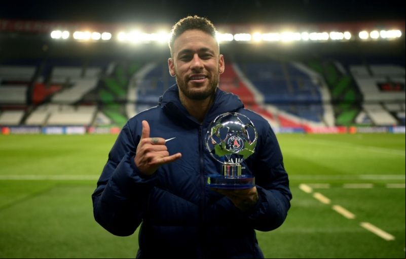 Neymar posa com o prêmio de melhor em campo em PSG 0 x 1 Bayern — Foto: Reprodução / Site oficial da Uefa