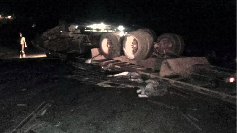 Caminhoneiro e animais morrem durante tombamento na MG-190 em Monte Carmelo