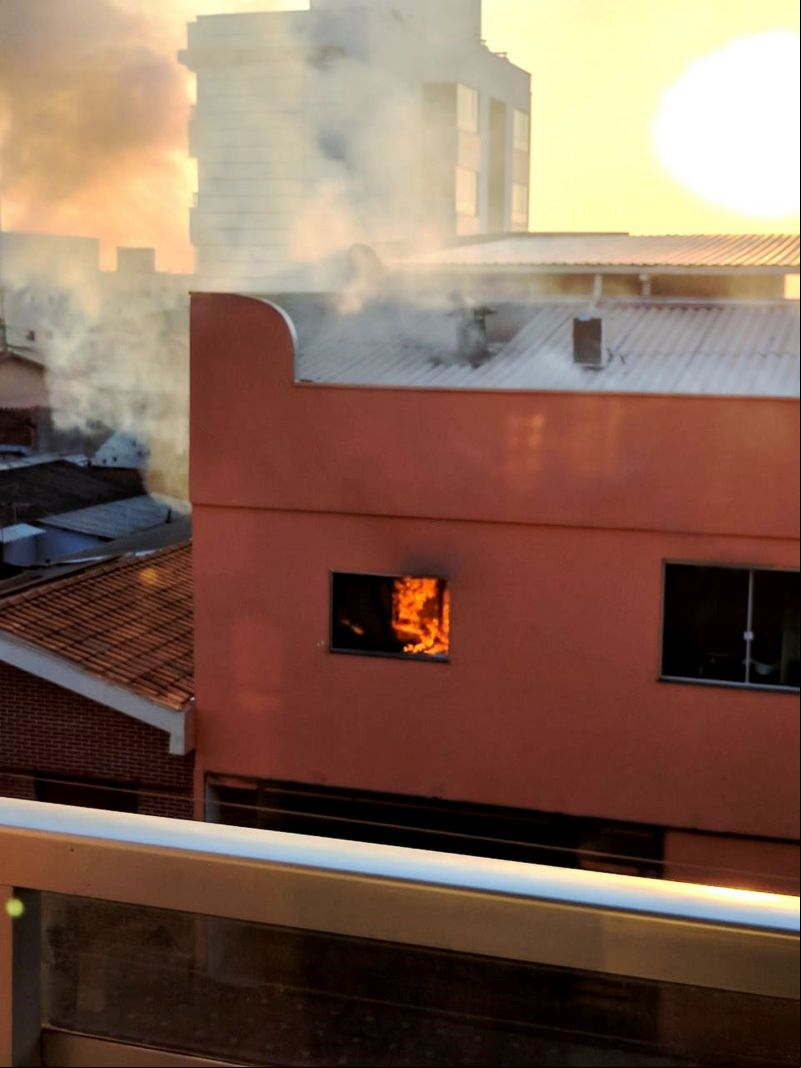 Mangueira de gás se rompe e cozinha de restaurante pega fogo em Uberlândia
