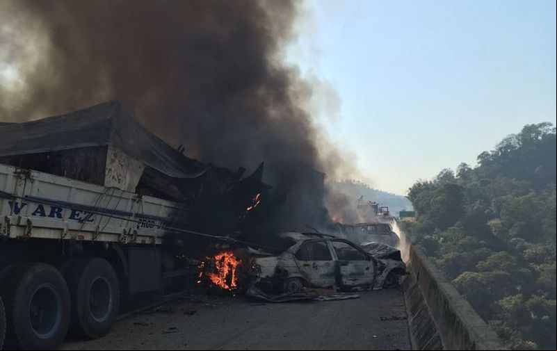 Acidente com 36 veículos provoca incêndio e mortes na Carvalho Pinto em Jacareí