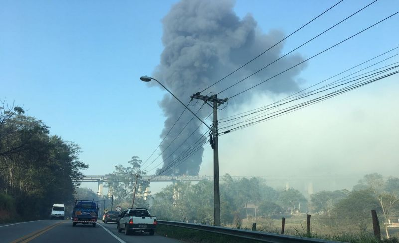 Acidente com 36 veículos provoca incêndio e mortes na Carvalho Pinto em Jacareí