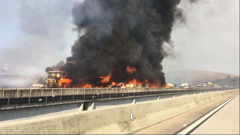 Acidente com 36 veículos provoca incêndio e mortes na Carvalho Pinto em Jacareí