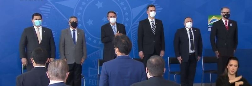 Bolsonaro, ministros e senadores na cerimônia de sanção de projeto e medida provisória sobre vacinas — Foto: Reprodução / TV Brasil