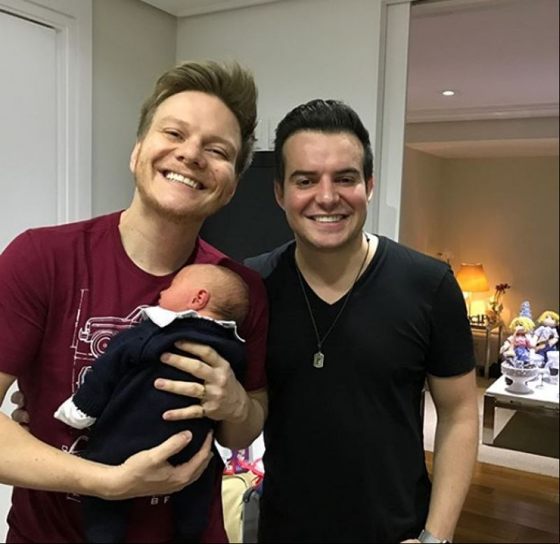 Thais Pacholek e Belutti visitam filho de Michel Teló e Thais Fersoza: 