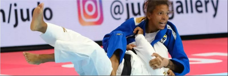 Rafaela Silva lutando contra Yoshida, do Japão, no Mundial de Judô — Foto: Roberto Castro / rededoesporte.gov.br