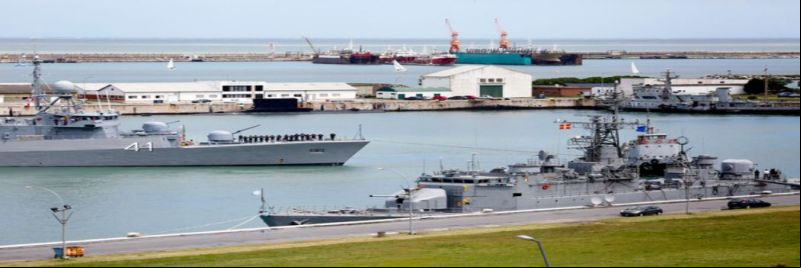 Navio argentino Comandante Espora, na base naval de Mar del Plata, na Argentina, é utilizado na busca por submarino desaparecido, em imagem de 18 de novembro