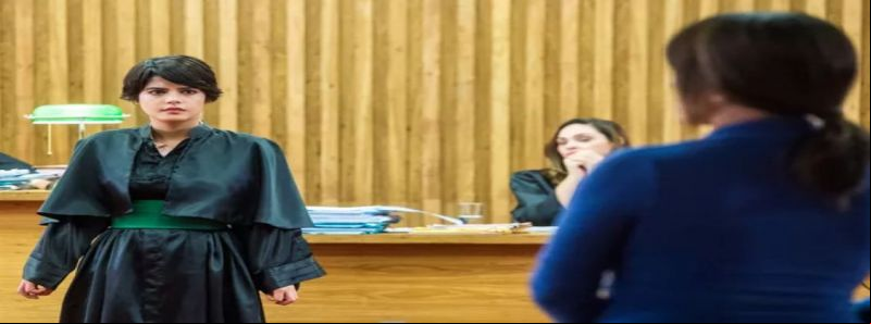Durante seu julgamento, Duda descobre que Adriana é sua filha 