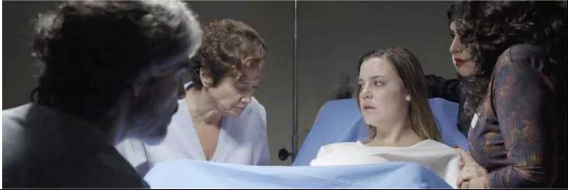 Dalila (Alice Wegmann) tem complicações durante parto em 'Órfãos da Terra' — Foto: Globo