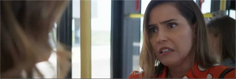 Alexia (Deborah Secco) reconhece Kyra (Vitória Strada) em 'Salve-se Quem Puder' — Foto: Globo