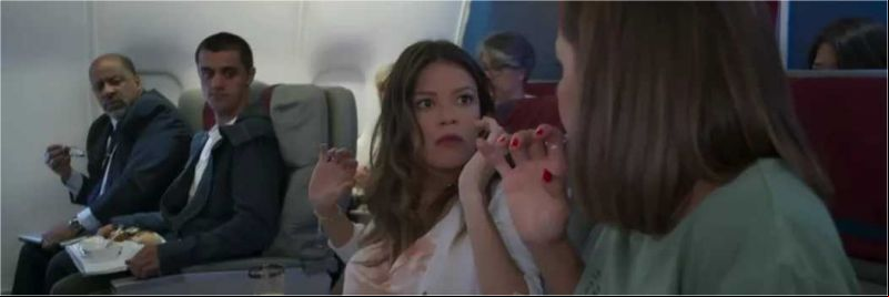 Kyra (Vitória Strada) e Alexia (Deborah Secco) se estranham no avião em 'Salve-se Quem Puder' — Foto: Globo