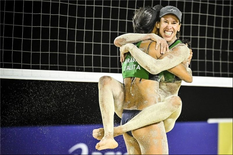 Talita e Taiana comemoram vitória sobre Ágatha e Duda — Foto: Divulgação