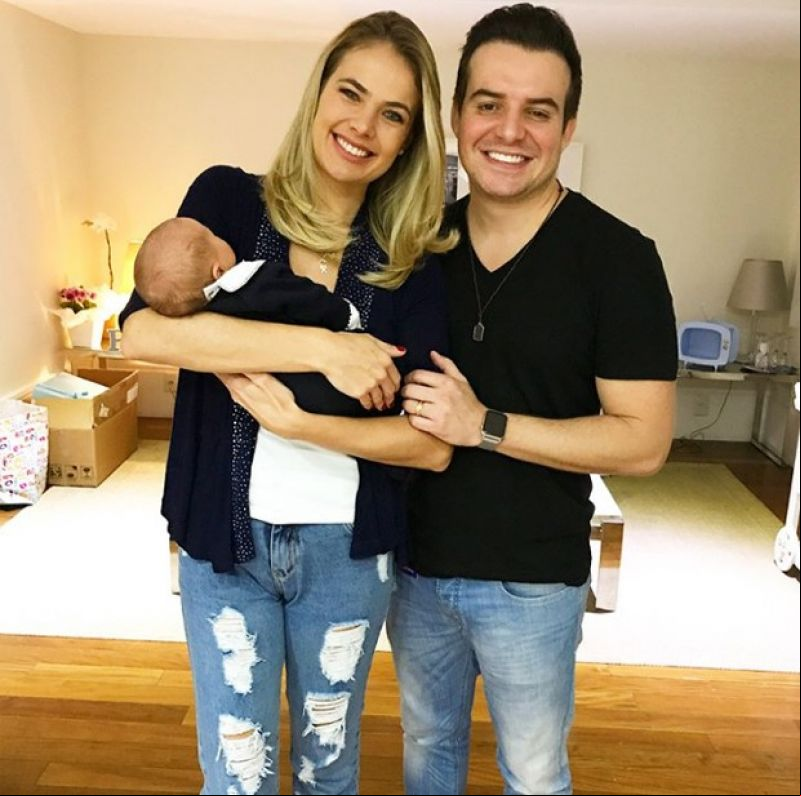 Thais Pacholek e Belutti visitam filho de Michel Teló e Thais Fersoza: 
