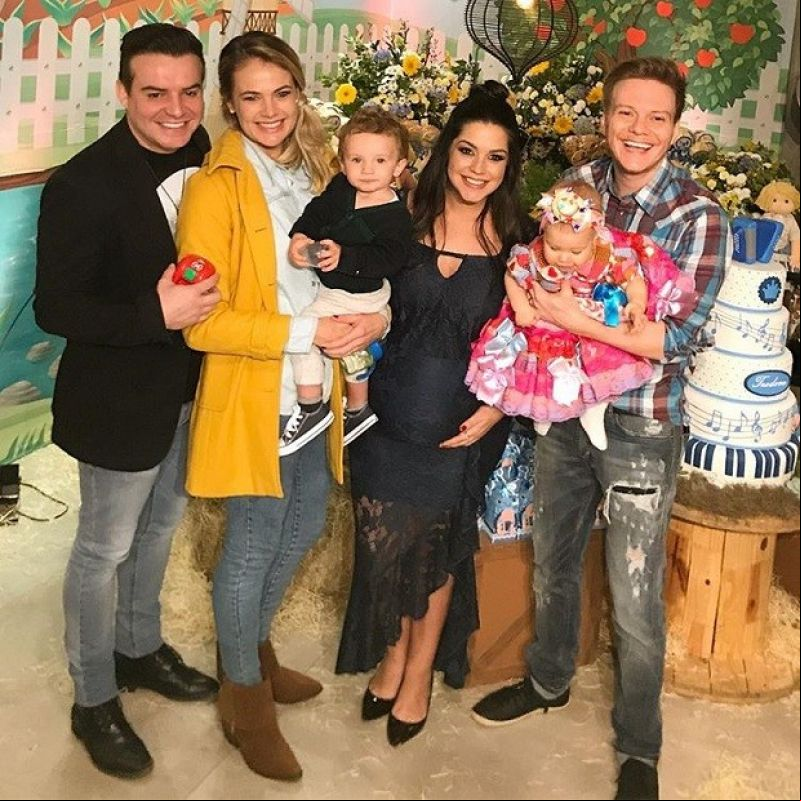 Thais Pacholek e Belutti visitam filho de Michel Teló e Thais Fersoza: 