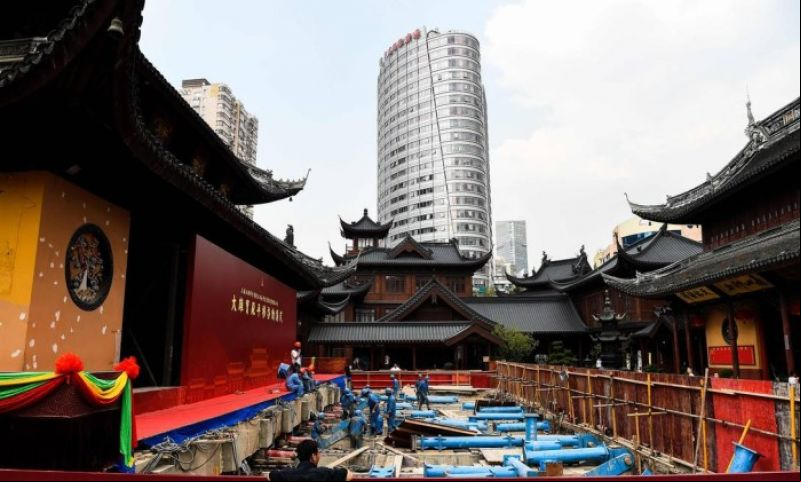 Foto tirada no último 5 de setembro mostra funcionários trabalhando no deslocamento do pavilhão principal do templo do Buda de Jade, em Xangai - CHANDAN KHANNA / AFP