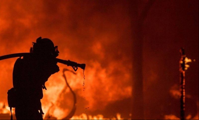 Incêndio deixa 15 mortos e duas mil casas destruídas na Califórnia 