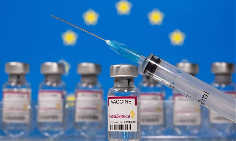 Ampola com a vacina da AstraZeneca para a Covid-19 Foto: DADO RUVIC / REUTERS